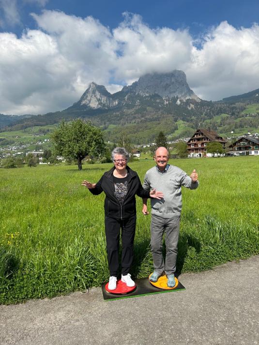 Älteres Paar auf dem Balancekreisel