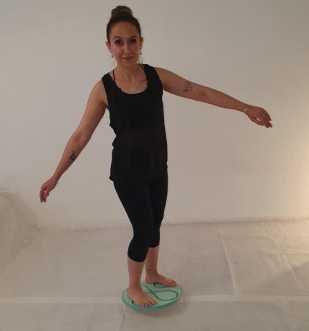 Gleichgewichtstraining_Balanceübung auf dem Balancekreisel